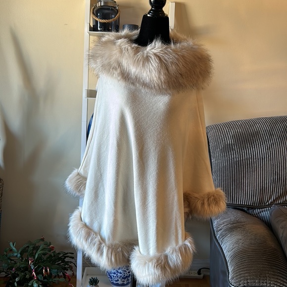 PIA ROSSINI beige poncho with faux fur trim one size - Picture 3 of 14